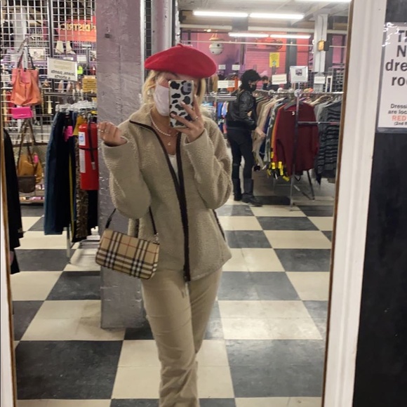 Meet your Posher, Kelly - Picture 1 of 1